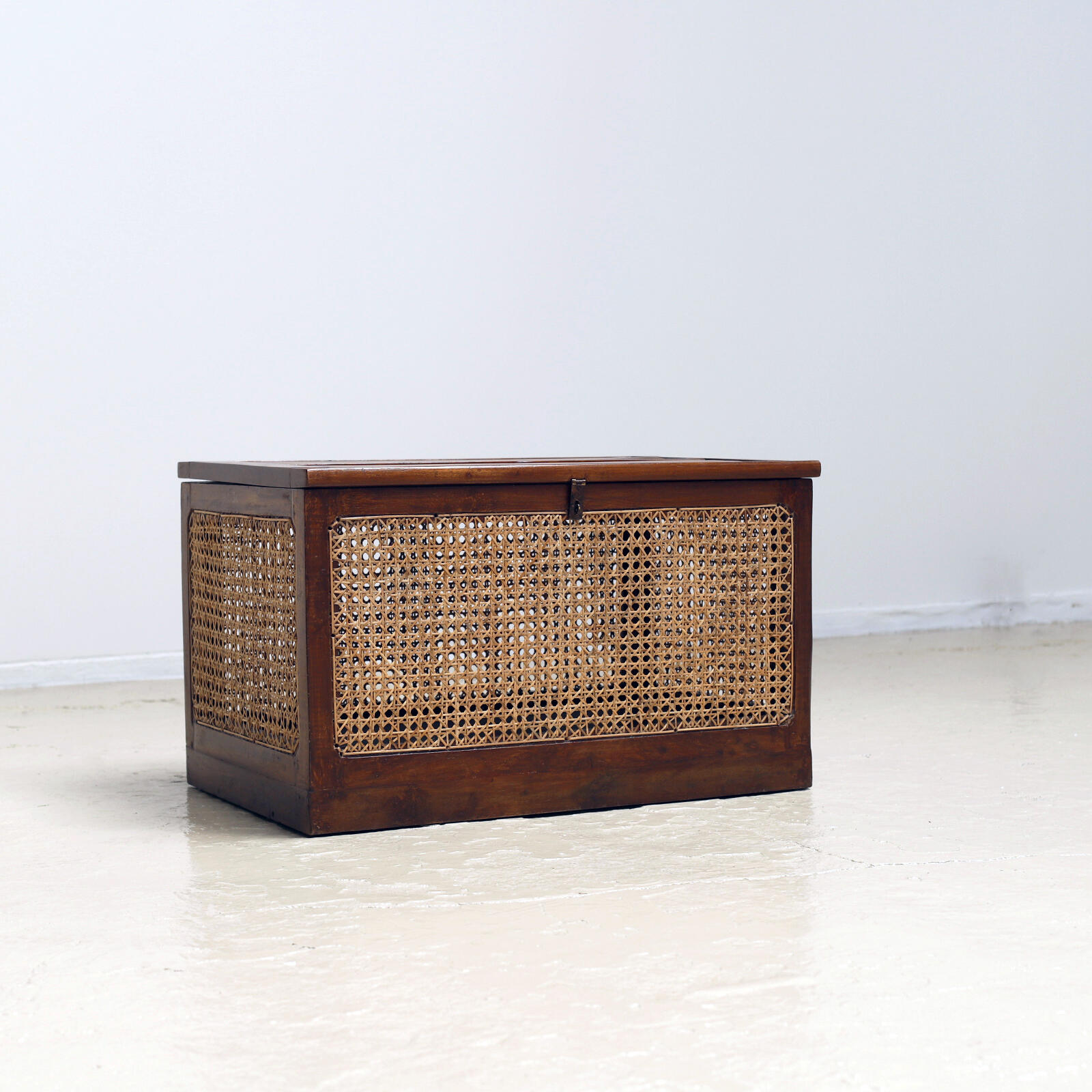 Linen Basket by Pierre Jeanneret - Objet d' art