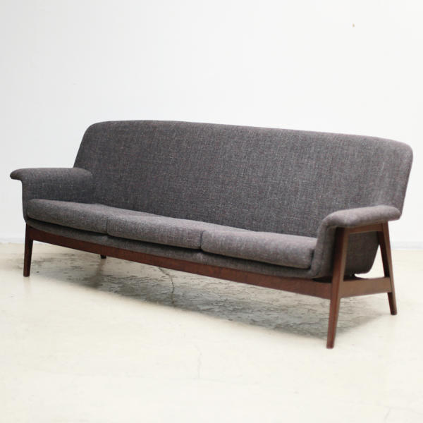 Long Sofa OM5002 by Isamu Kenmochi