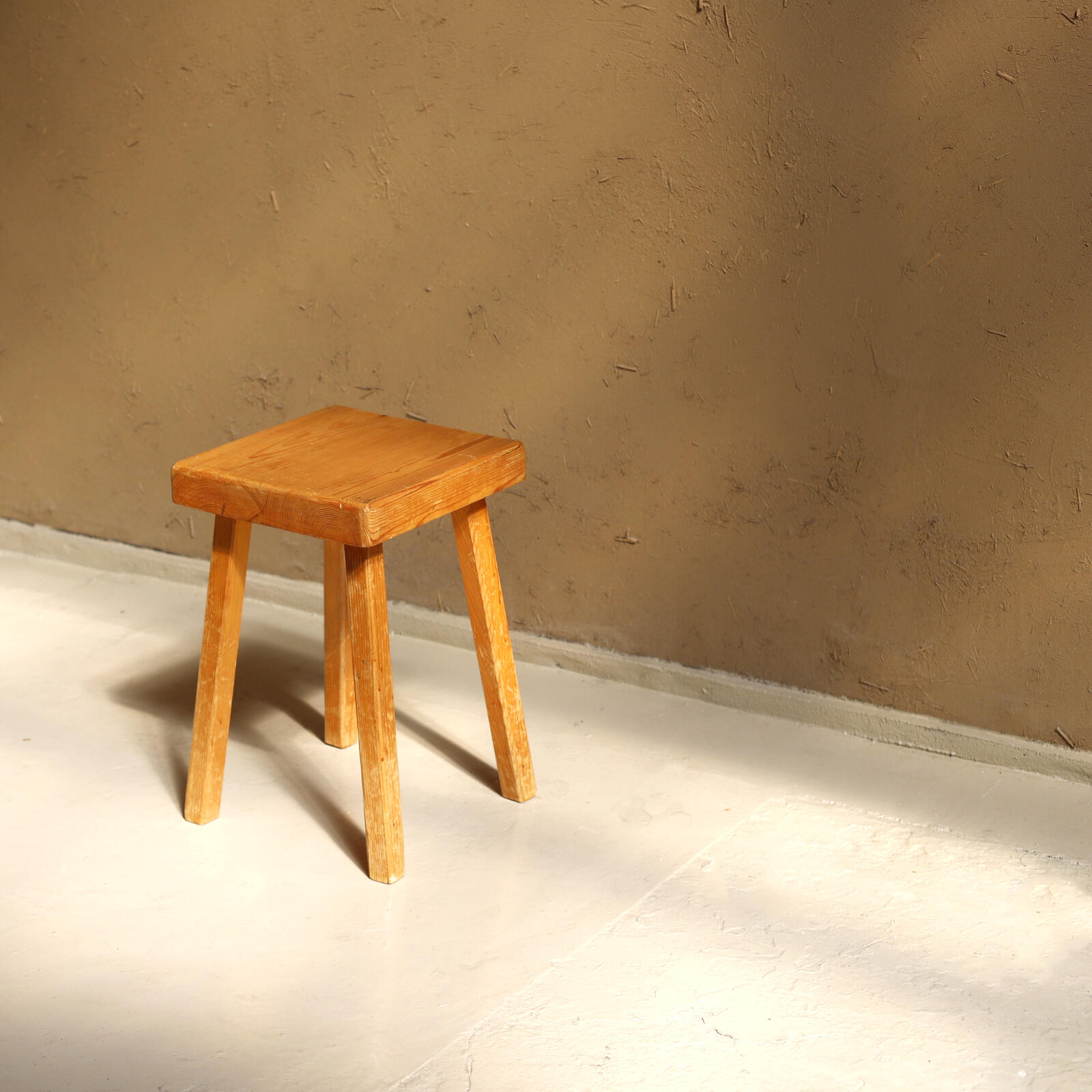 Square Stool for Les Arcs 1800 by Charlotte Perriand - Objet d' art