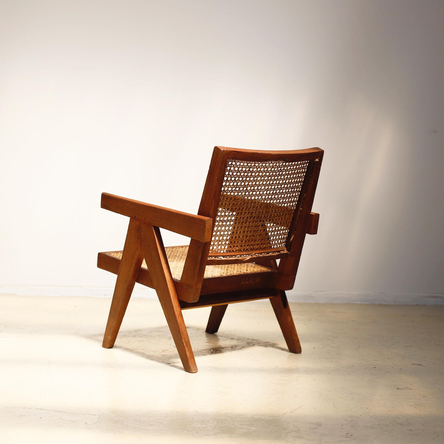 V-leg Easy Armchair by Pierre Jeanneret - Objet d' art